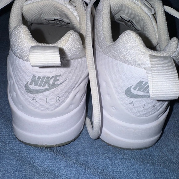 Nike Air Max Motion LW White Sneakers - Women’s Size 9 / EUR 40.5 - Picture 4 of 5